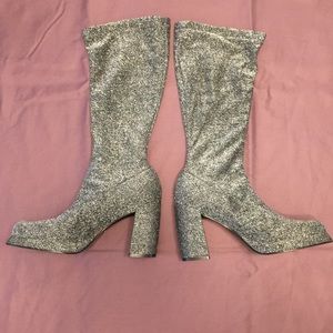 NWOB 9&Co shimmery silver fabric GoGo boots, sz 8